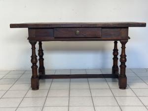 Bolognese spool table in walnut. 17th century