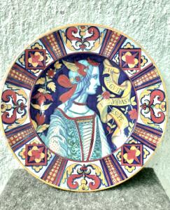 Grande piatto in maiolica a lustro con profilo femminile con cartiglio nel cavetto e decori geometrici divisi per campi sulla tesa.Gualdo Tadino.