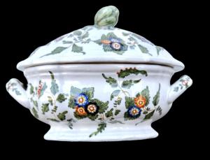 Maiolica soup tureen with 'tacchiolo' decoration. Antonibon, Nove di Bassano manufactory.