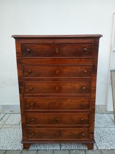 Kommode mit sieben Schubladen. 101 B x 48 T x 150 H