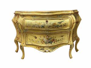 Importante cassettone in legno laccato e dorato 