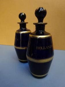 coppia di decanters in vetro "bristol blue" recanti le scritte "hollands" e "rum"- bristol 1800 ca- h cm 20