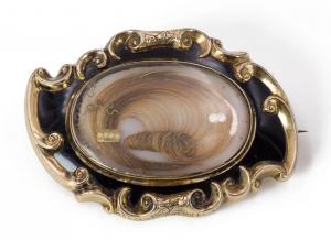 9k gold brooch with enamel and hair. England, 19th century.
