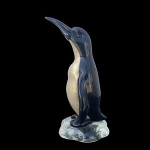 Pinguin aus schwerem Sommerso-Glas mit Lattimo und Gold. Manufaktur Cenedese mit Inschrift Hotel Bauer Grunwald. Murano.