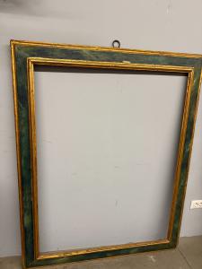 Antica cornice  dipinta XVII sec, 151x121cm (interna 130,50x100). Buono lo stato generale.