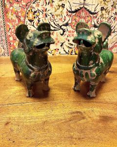 Par de figuras em estilo oriental em terracota esmaltada, China, século XX, representando cães. Alt. 30 cm, larg. 35 cm.