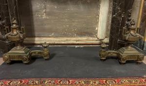 AL309 - Pair of andirons with cups, 19th century. Dimensions cm L 36 x H 40 x D 18