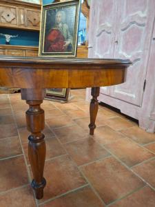 Large extendable oval walnut table - Foto 10