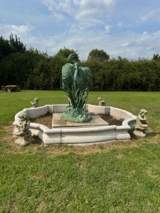 Fontana in bronzo rappresentante Aironi arricchita da cordonata e Putti Quattro Stagioni 3,50 m diametro per 2,40 m altezza