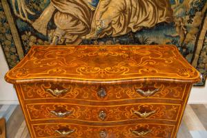 Cômoda de nogueira com incrustações, origem Piemonte, meados do século XVIII - Foto 7