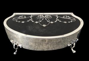 Scatola in argento e tartaruga con intarsi floreali art-nouveau.Londra 1915.