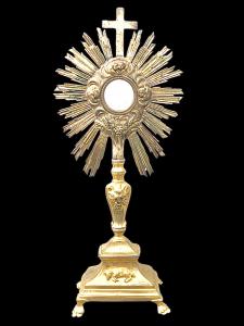 Ostensório com raio de sol em prata dourada repuxada com espigas e cabeças de querubins. Base em bronze dourado. França.
