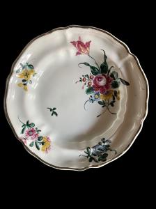 Majolica plate with lobed rim with 'rose' decoration, third firing. Ferniani Faenza manufacture.