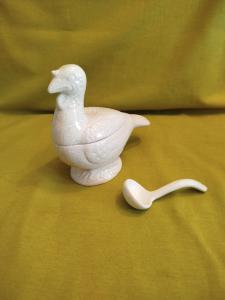 Nove ceramic gravy boat