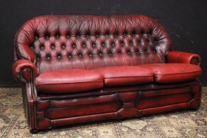 Originales Chesterfield-Dreisitzer-Sofa aus bordeauxrotem Leder