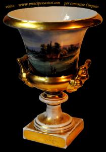 Central Europe, around 1800. Rare and decorative First Empire vase in painted porcelain and brush-gilded.