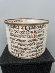 Lampenschirm aus Pergament, hergestellt aus Antiphonar-Seiten.