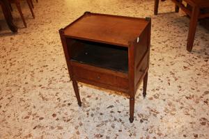 Mesa de cabeceira com gaveta lateral e compartimento aberto do século XIX em cerejeira