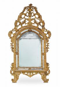 Specchiera sagomata in legno intagliato e dorato Piemonte secolo XVIII