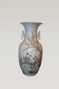 Medium-sized Chinese porcelain vase from the 1800s with figures and writings
