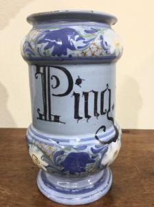 Albarello a ‘rocchetto’ in maiolica a sfondo berettino,Manifattura Imbres (Berzio e Rinaldi).Pavia.