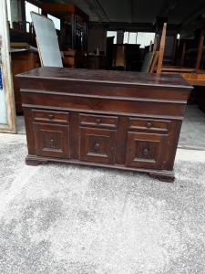Brotkasten-Anrichte zur Brotverarbeitung, vollständig aus Kastanienholz, 3 Türen, 3 Schubladen, Ende 1700, Anfang 1800, in Originalpatina, L150xB63xH93, Luccheser Bauernhaus-Brotkasten, gesetzliche Garantiebedingungen