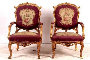Par de poltronas antigas do século XIX estilo Luís XV douradas com esculturas