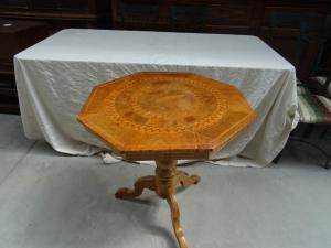Tavolo sorrentino ottagonale con colomba intarsiata Italia metà 1800