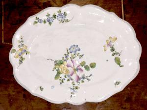 Piatto ovale in maiolica con decoro alla rosa,al terzo fuoco.Manifattura di Pasquale Rubati.Milano.