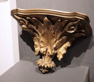 Prateleira entalhada e dourada, Itália, período Art Nouveau, final do século XIX, início do século XX.