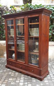 Vitrine antiga com três portas e duas gavetas