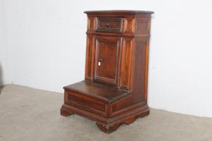 Antico inginocchiatoio in noce , Umbria primi XVIII secolo . Buono stato di conservazione , mobile in patina. Di linea semplice e pulita . Conserva tutti i sui componenti originali compresa i chiodi .  Misure Altezza cm 88 Larghezza cm 57 prof  max 5