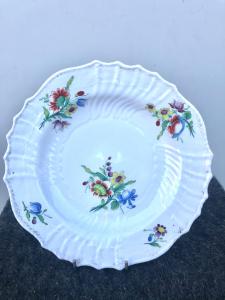 Porcelain plate with 'bouquet' decoration. Doccia-Ginori manufacture.