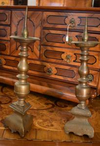 Pair of charming bronze candlesticks, original patina, Friuli, second half of the 17th century. Intact in original patina.