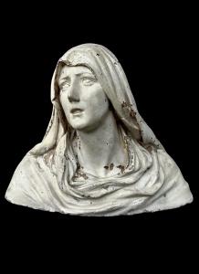 Escultura de yeso que representa el Busto de la Virgen de los Dolores.