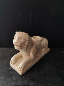 Leone gotico veneziano in marmo, candeliere - 37 x 13 cm 