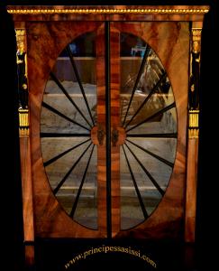 Wien, Frühes Kaiserreich, ca. 1800-1810. Äußerst seltene Vitrine/Bücherschrank in unversehrtem Zustand.