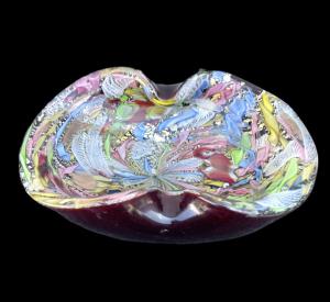 Schwerer 'byzantinischer' Glas-Aschenbecher-Tischaufsatz mit Filigran-, Retortoli-, Metalloxid- und Aventurin-Einschlüssen. A.Ve.M Murano.