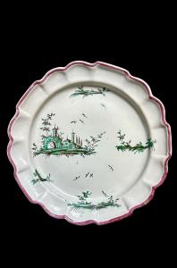 Piatto in maiolica a bordo sagomato con decoro in monocromia verde. Leopoldo Finck presso la manifattura Dallari di Sassuolo.