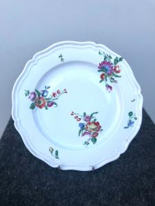 Porcelain plate with 'bouquet' decoration. Doccia-Ginori manufacture.