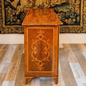 Cômoda de nogueira com incrustações, origem Piemonte, meados do século XVIII - Foto 9