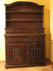 CREDENZA CON ALZATA PIATTAIA IN NOCE epoca ‘700
