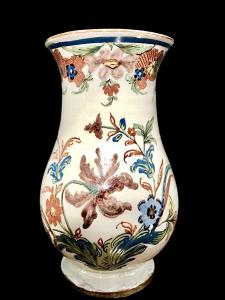 Trumpet-shaped majolica vase with floral decorations. Ferniani, Faenza.