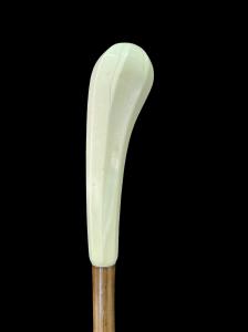 Stock mit kugelförmigem, achteckigem elfenbeinfarbenem Knauf.