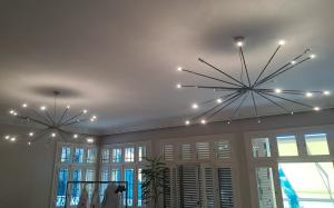 PAIRE DE SUSPENSIONS EN ACIER - MODERNISME XXE SIÈCLE - 140 CM DE DIAMÈTRE X HAUTEUR RÉGLABLE.