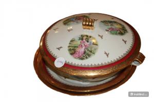 Serviço de mesa em porcelana decorada com cenas galantes, 28 peças.