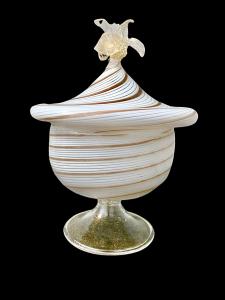 Vaso con coperchio con presa a fiore  in vetro soffiato millerighe a spirale, lattimo, avventurina e foglia oro. Dino Martens per Aureliano Toso. Murano. 