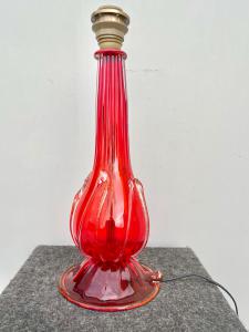 Lampada in vetro rosso con applicazioni in rilievo trasparenti con foglia oro.Murano.