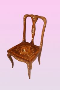 Gruppe von 4 französischen Stühlen mit reich intarsiertem Tisch im Louis-XV-Stil