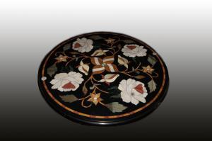 Antiker italienischer Marmortisch mit Inlays aus Halbedelsteinen